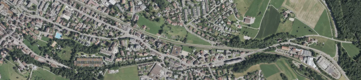 Blick auf die Bahnlinie durch Uster im Abschnitt vom Bahnhof bis zum Bahnübergang Oberuster.